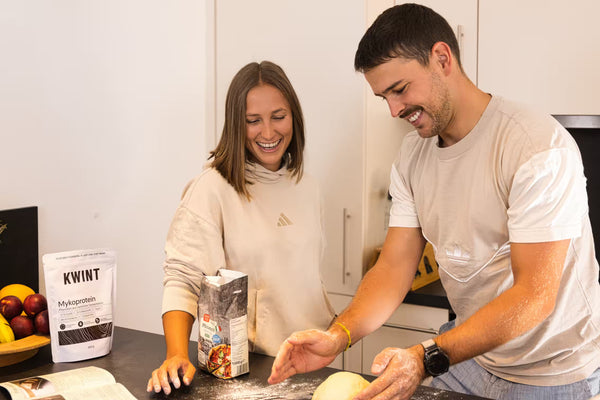 Pizzateig mit Kwint gemeinsam von Hand kneten