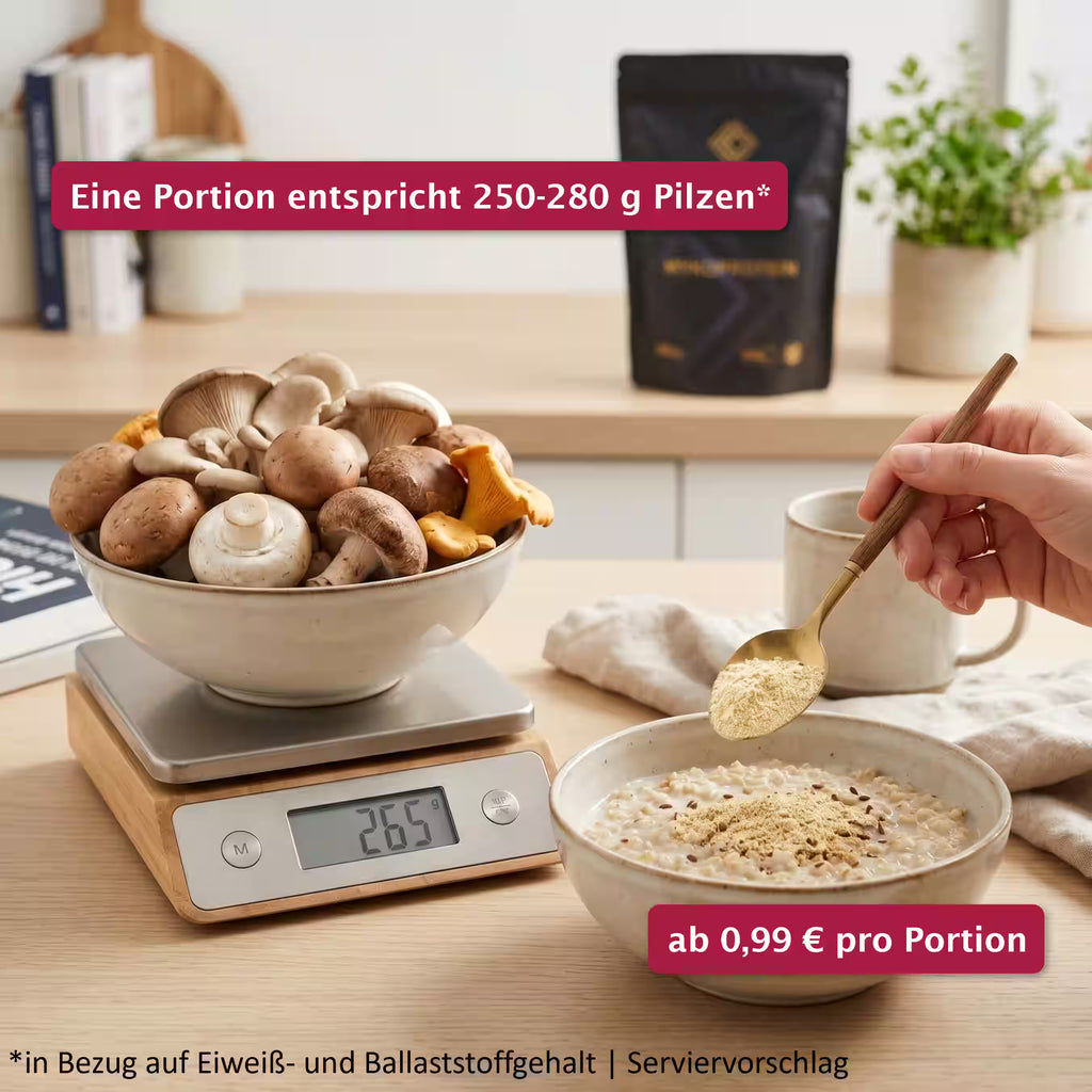 Aufnahme in der Küche, die bildlich den Vergleich zwischen Mykoprotein (15 g) und frischen Pilzen (250-285g) zeigt. Diese Mengen sind in Bezug auf Eiweiß- und Ballaststoffgehalt gleich.