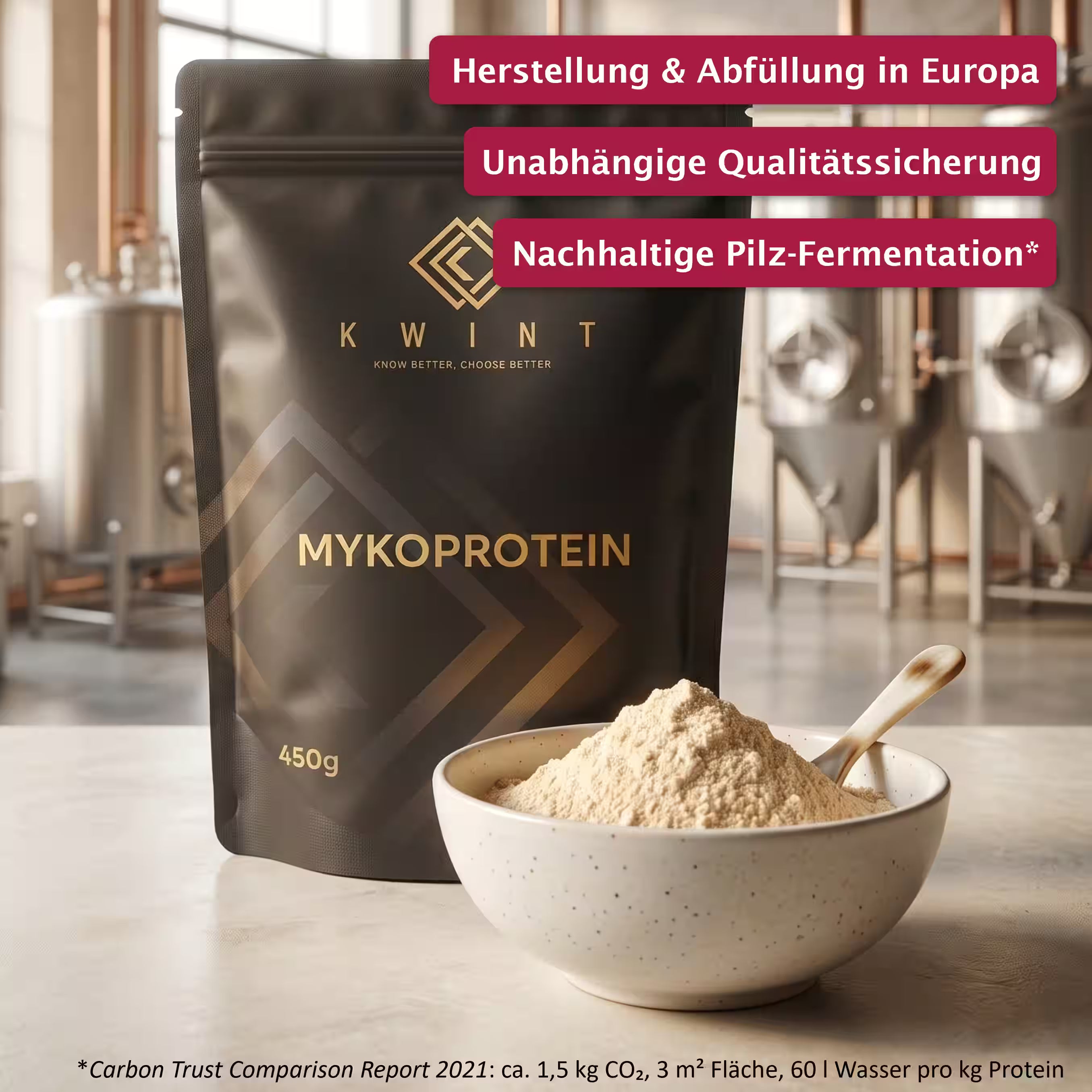 Großaufnahme einer schwarzen Kwint Mykoprotein Packung und einer Schale des Pulvers vor Produktionsumgebung mit Stahlfermentern. Claims auf dem Bild: Herstellung & Abfüllung in Europa; unabhängige Qualitätssicherung; Nachhaltige Pilz-Fermentation.