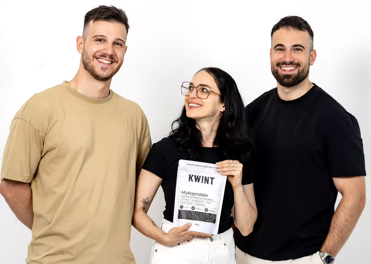 Gründer von Kwint mit Mentorin und Kwint Mykoprotein, von links nach rechts: Andreas Blaschke, Michelle Calios, Michael Förg