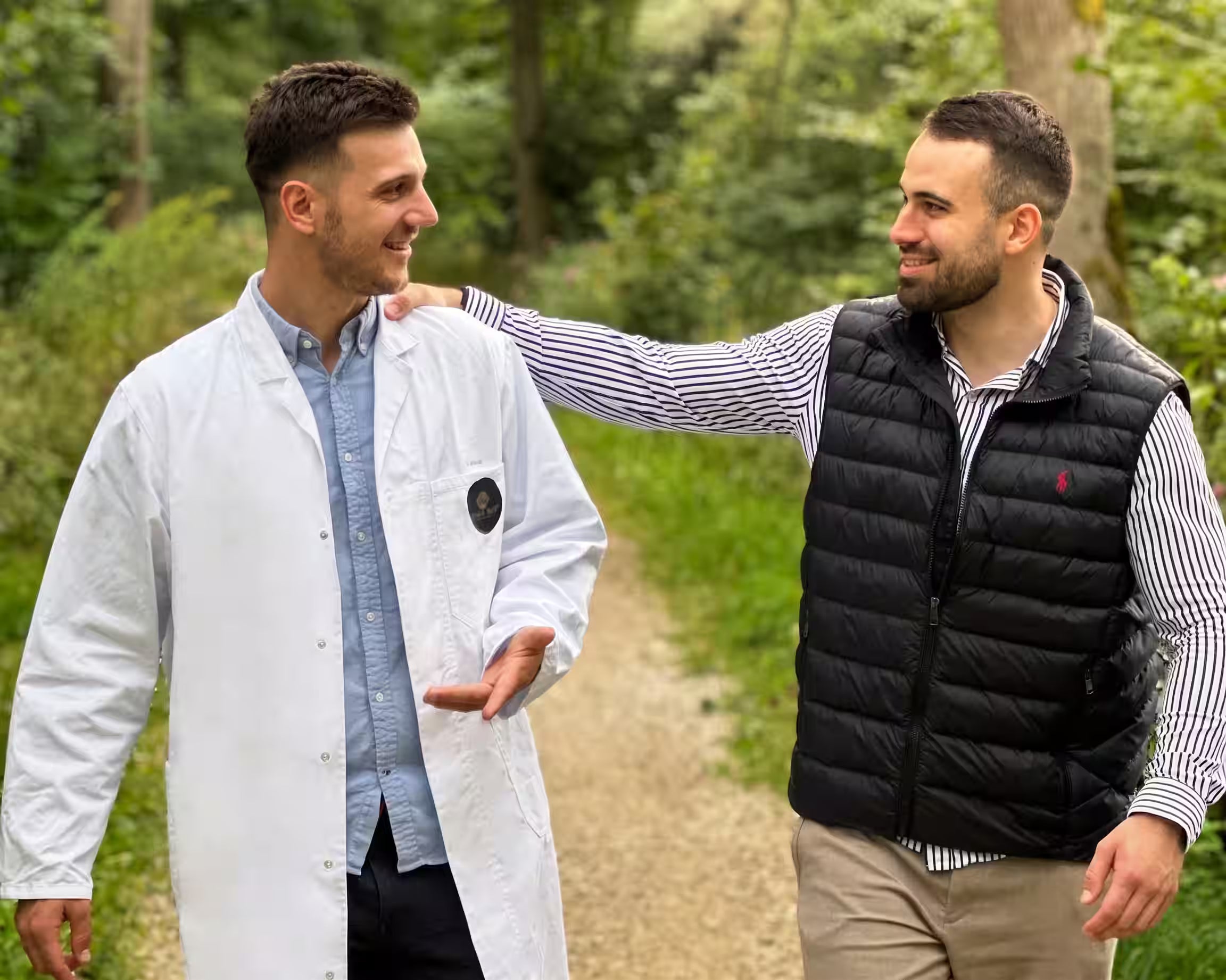 Die Gründer von Kwint - Andreas links und Michael rechts - in einem Wald. 