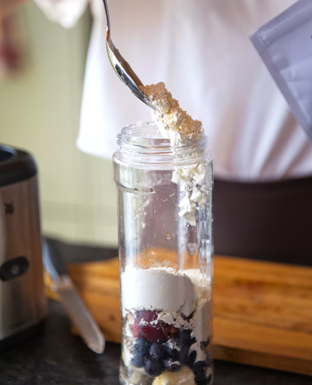 Kwint Mykoprotein wird zu Beeren und Trauben hinzugegeben, um einen Kwint Smoothie zu machen.