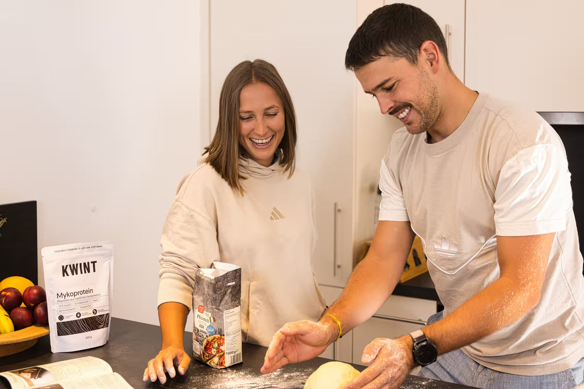 Pärchen knetet Pizza-Teig mit Kwint Mykoprotein