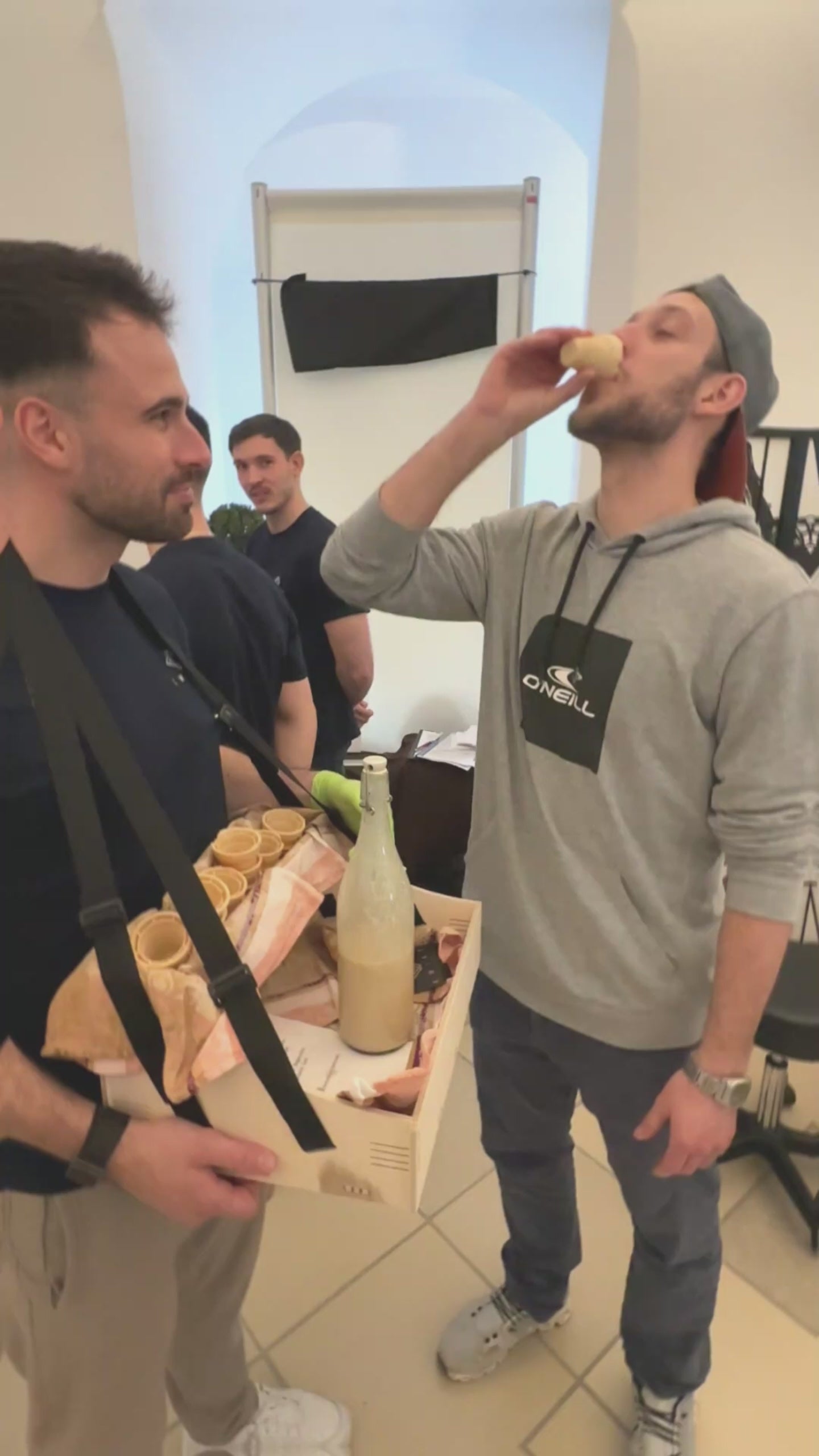 Junger Mann probiert Kwint Bananenshake und findet es sehr lecker und eine perfekte Ergänzung zu so einem Shake. 