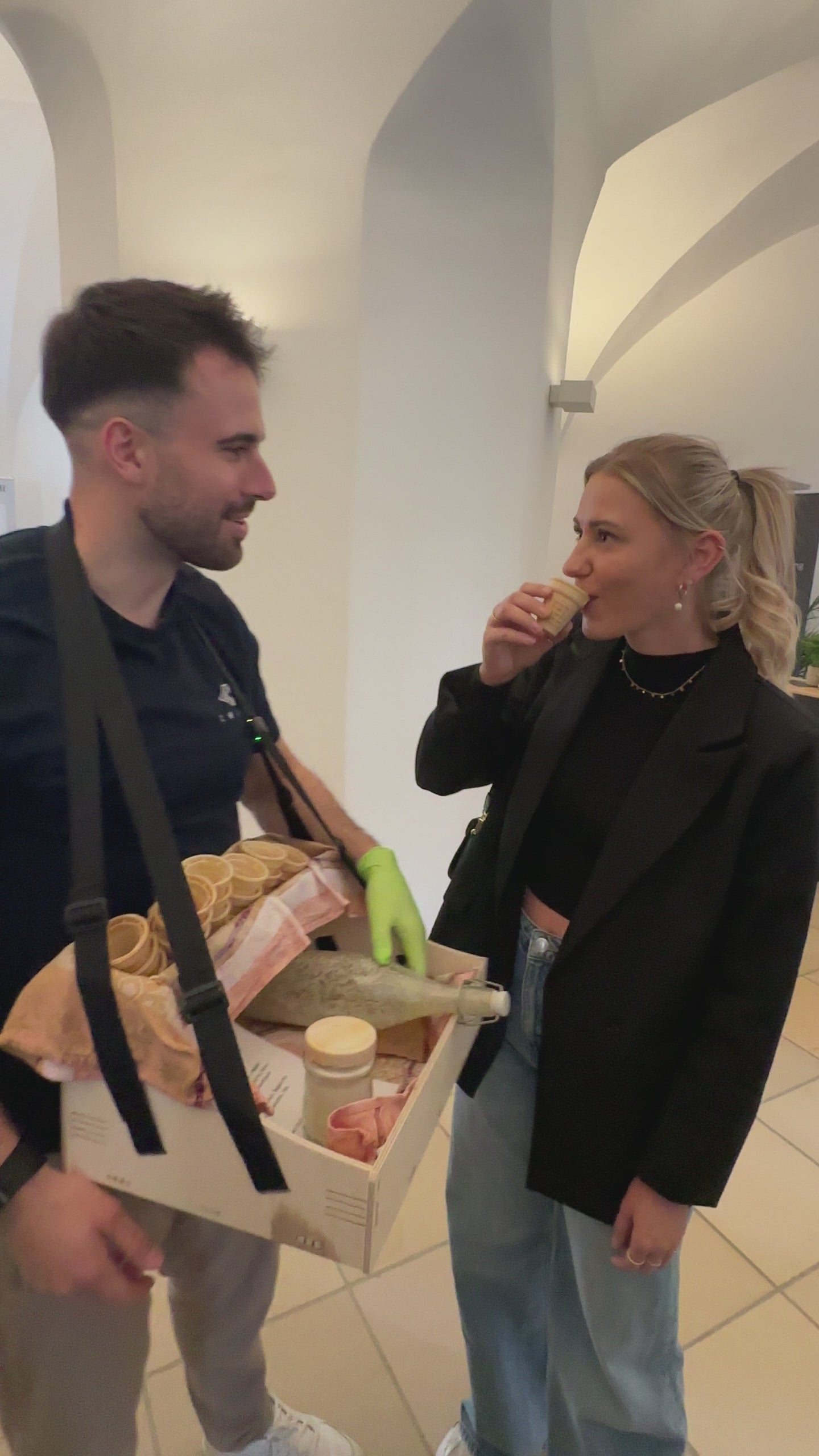 Junge Frau probiert einen Kwint Bananenshake und findet den Shake richtig lecker und meint, es schmeckt nur nach Banane und etwas nach Hafer-Drink.