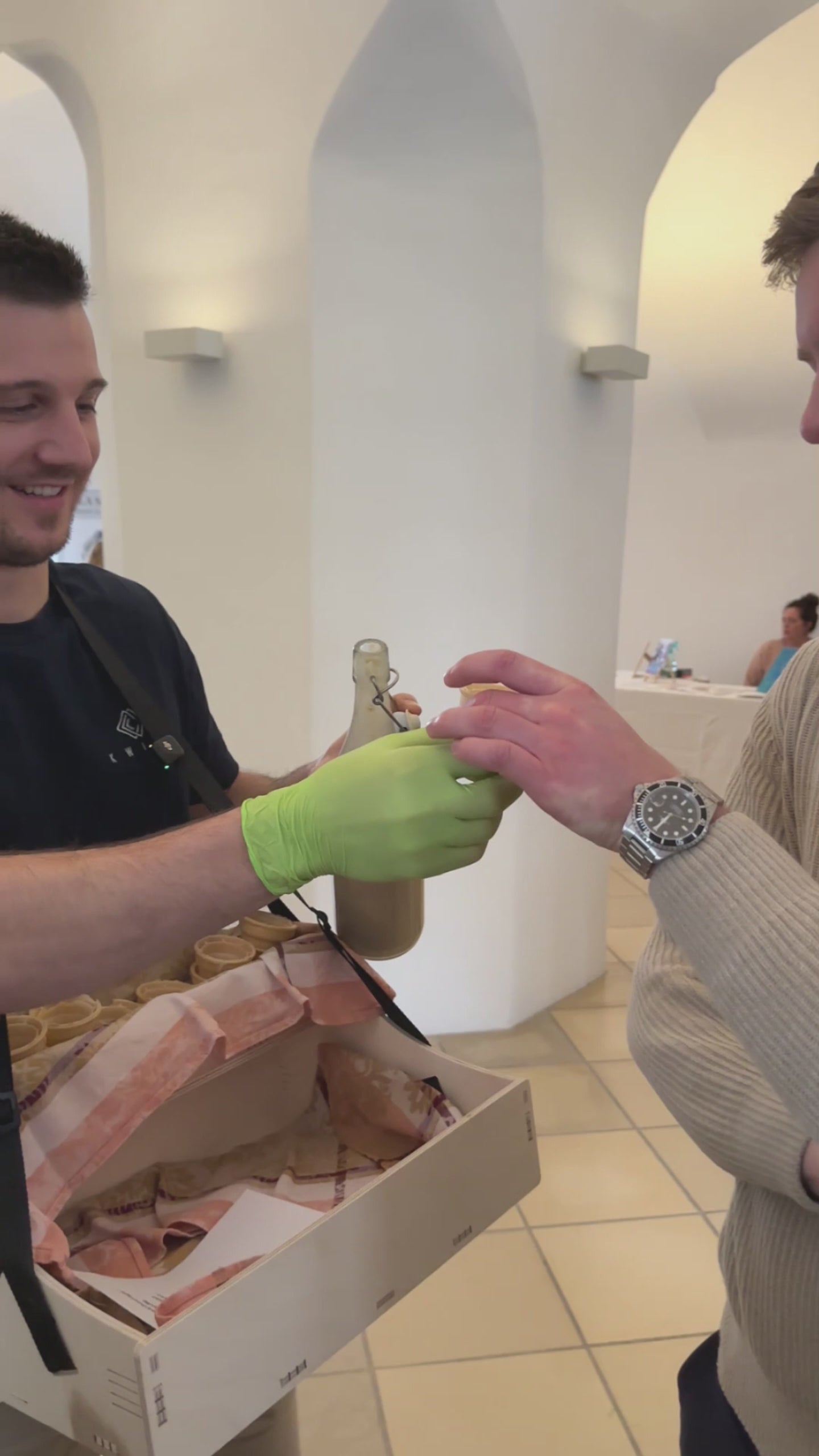 junger Mann probiert Kwint Bananenshake und meint es schmeckt lecker und süßlich
